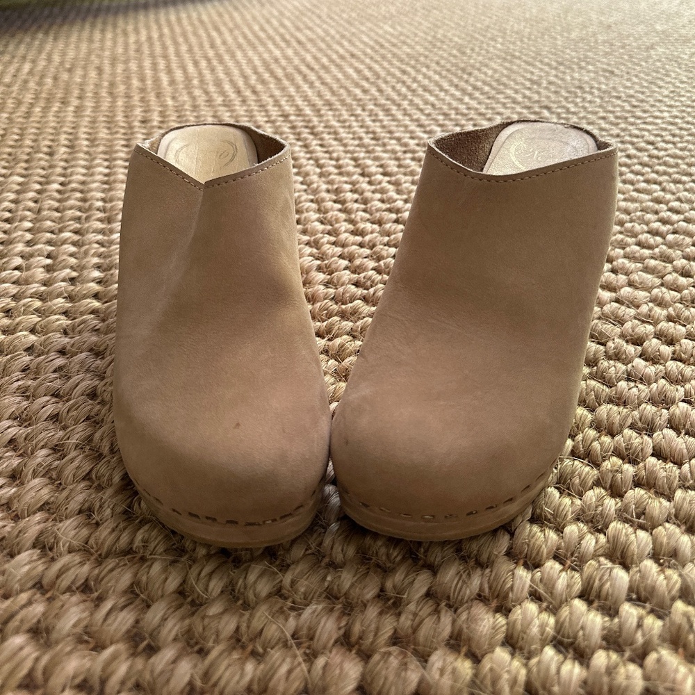 No. 6 Suede Clogd